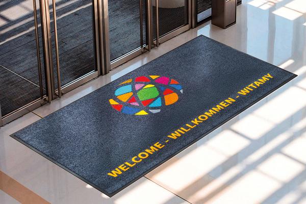 Jetprint: Die mit Ihrem Logo bedruckten Sauberlaufmatten sorgen zuverlässig für Sauberkeit im Innenbereich und für mehr Aufmerksamkeit für Ihr Unternehmen.
